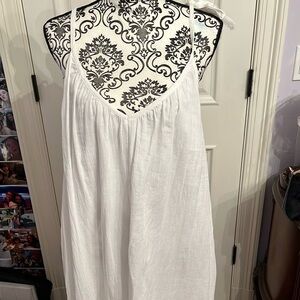 White maxi old navy sundresss